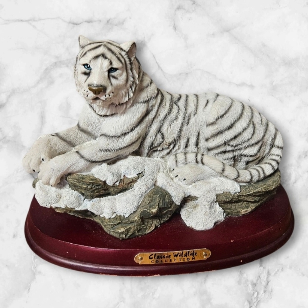 White Tiger Statue in Snow from the Classic Wildlife Collection Figurine‎